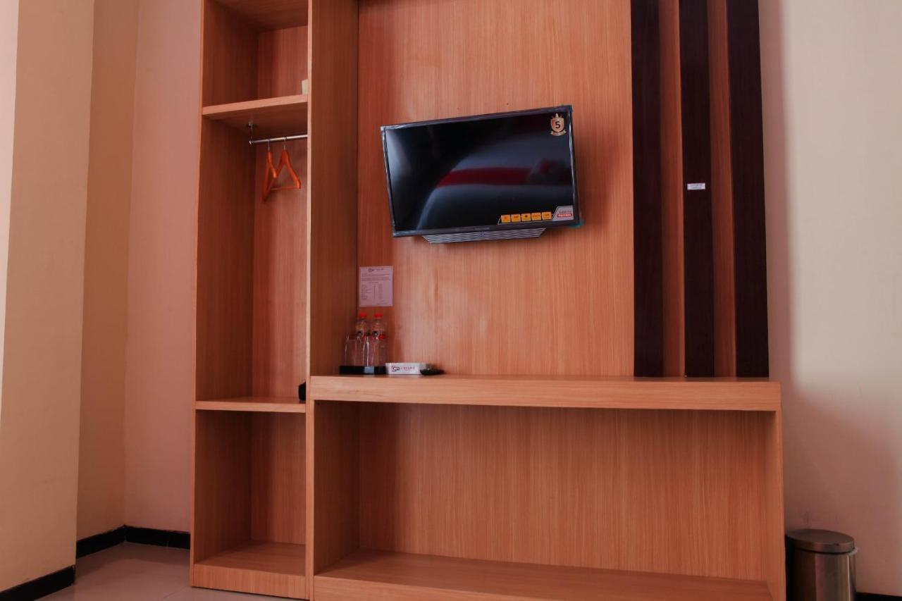 D'Shario Hotel Kepanjen Μαλάνγκ Εξωτερικό φωτογραφία